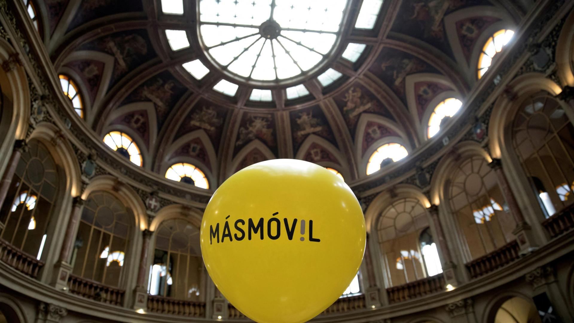 Un globo con el logo de MásMóvil durante su debut en bolsa