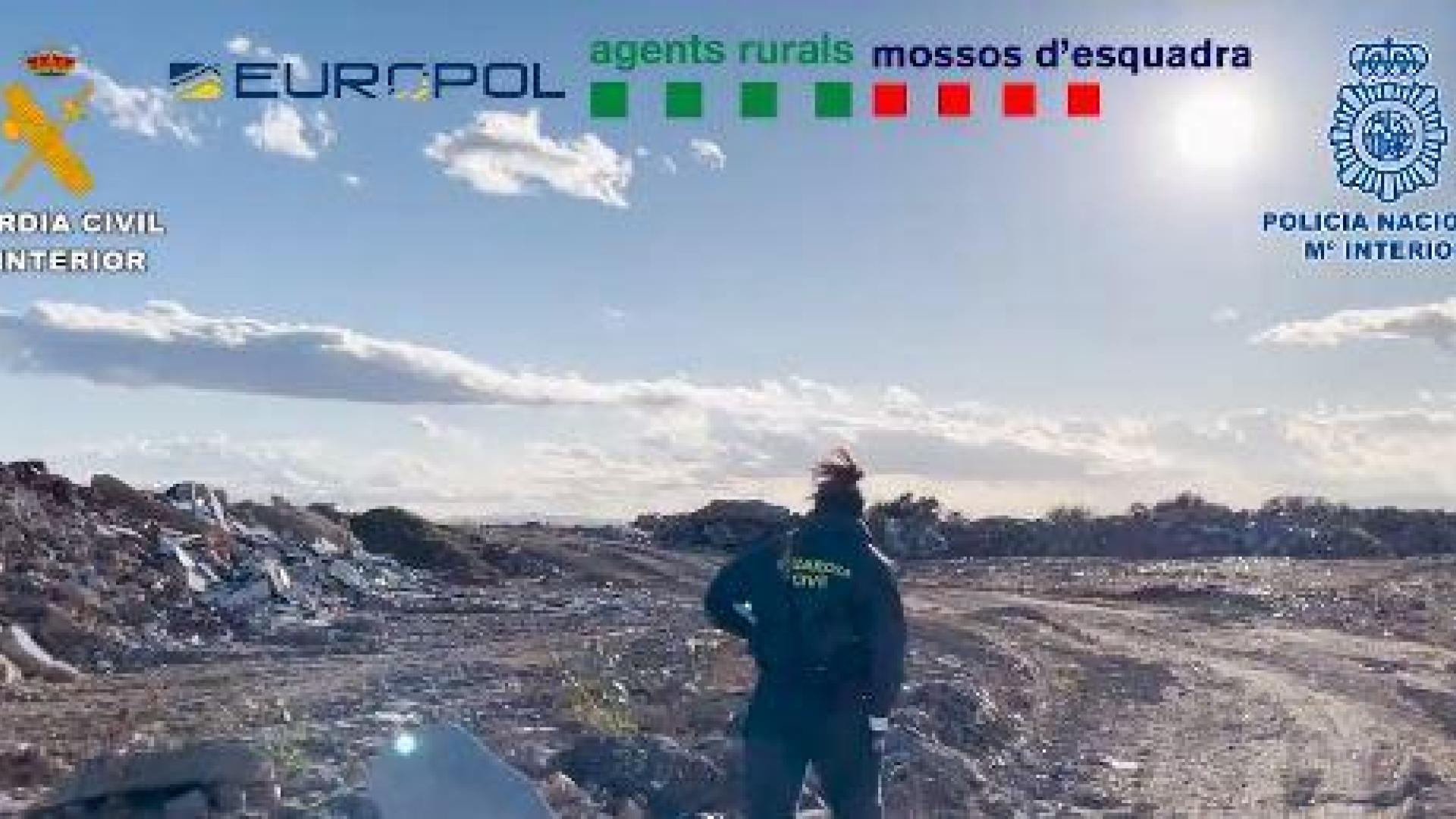 Imagen de un agente con los residuos depositados ilegalmente en España