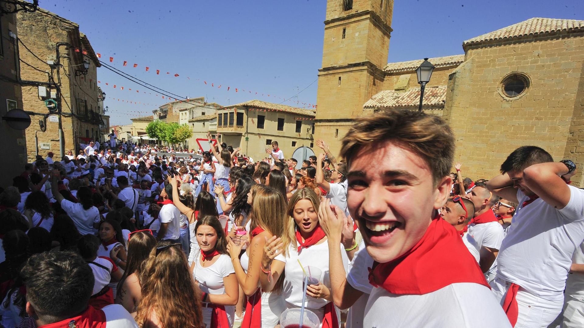 La juventud de Mélida se animó a disfrutar de la fiesta nada más lanzarse el chupinazo