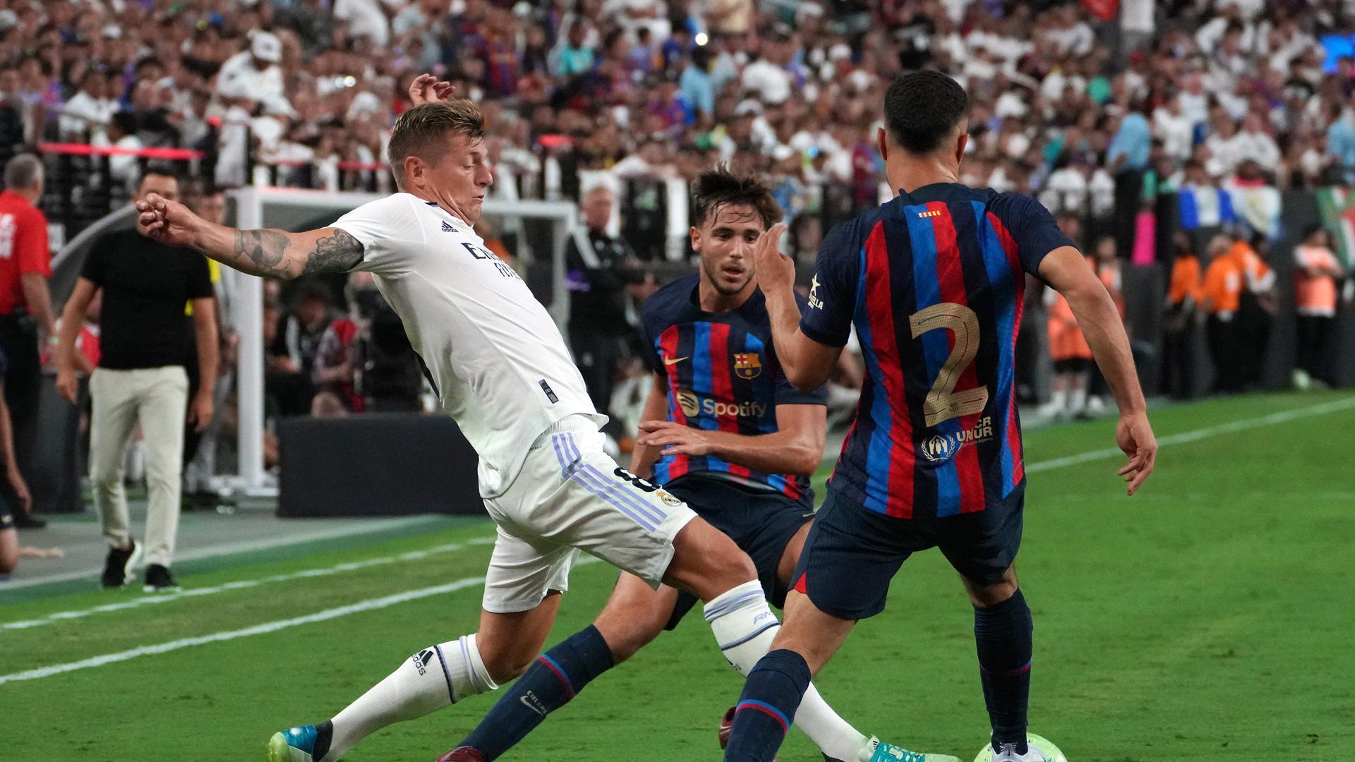 El jugador del Real Madrid Toni Kroos ante dos jugadores blaugranas en el amistoso disputado en Las Vegas
