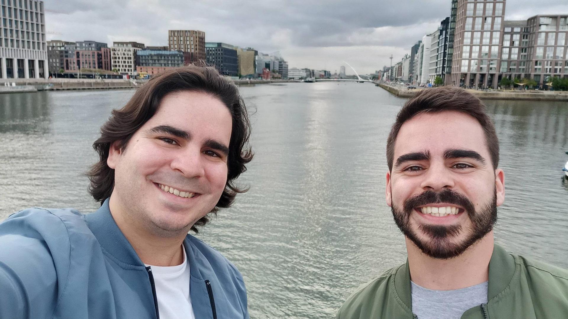 Miguel y Cote Panadero, junto al río Liffey, con el puente Samuel Beckett al fondo
