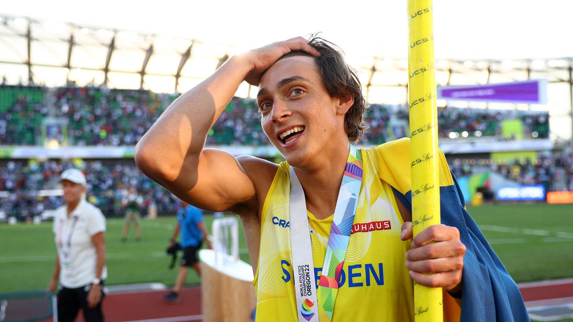 Armand Duplantis, tras establecer un nuevo récord del mundo de pértiga