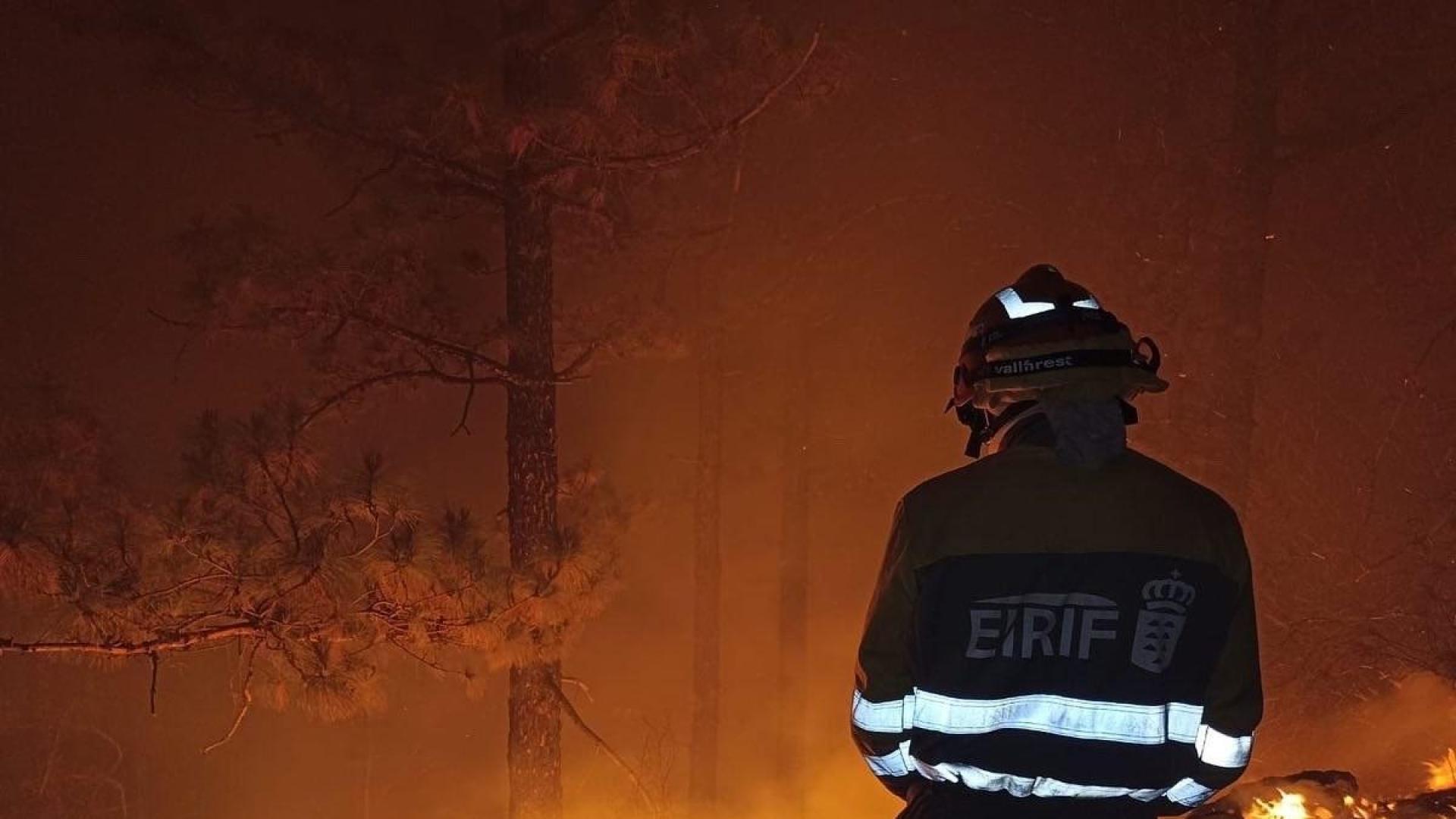 Un efectivo de la EIRIF trabaja en las labores de extinción del incendio de Tenerife durante la noche
