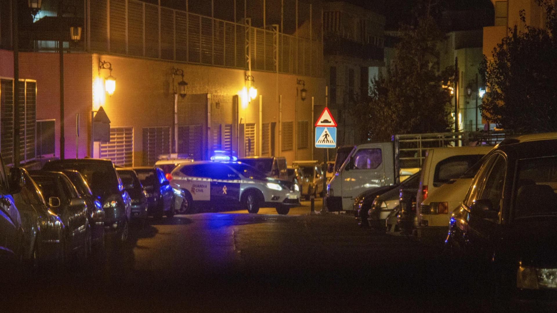 Un coche de la Guardia Civil vigila las inmediaciones de la vivienda donde han aparecidos muertos un hombre y una mujer por arma de fuego en Albuñol, Granada