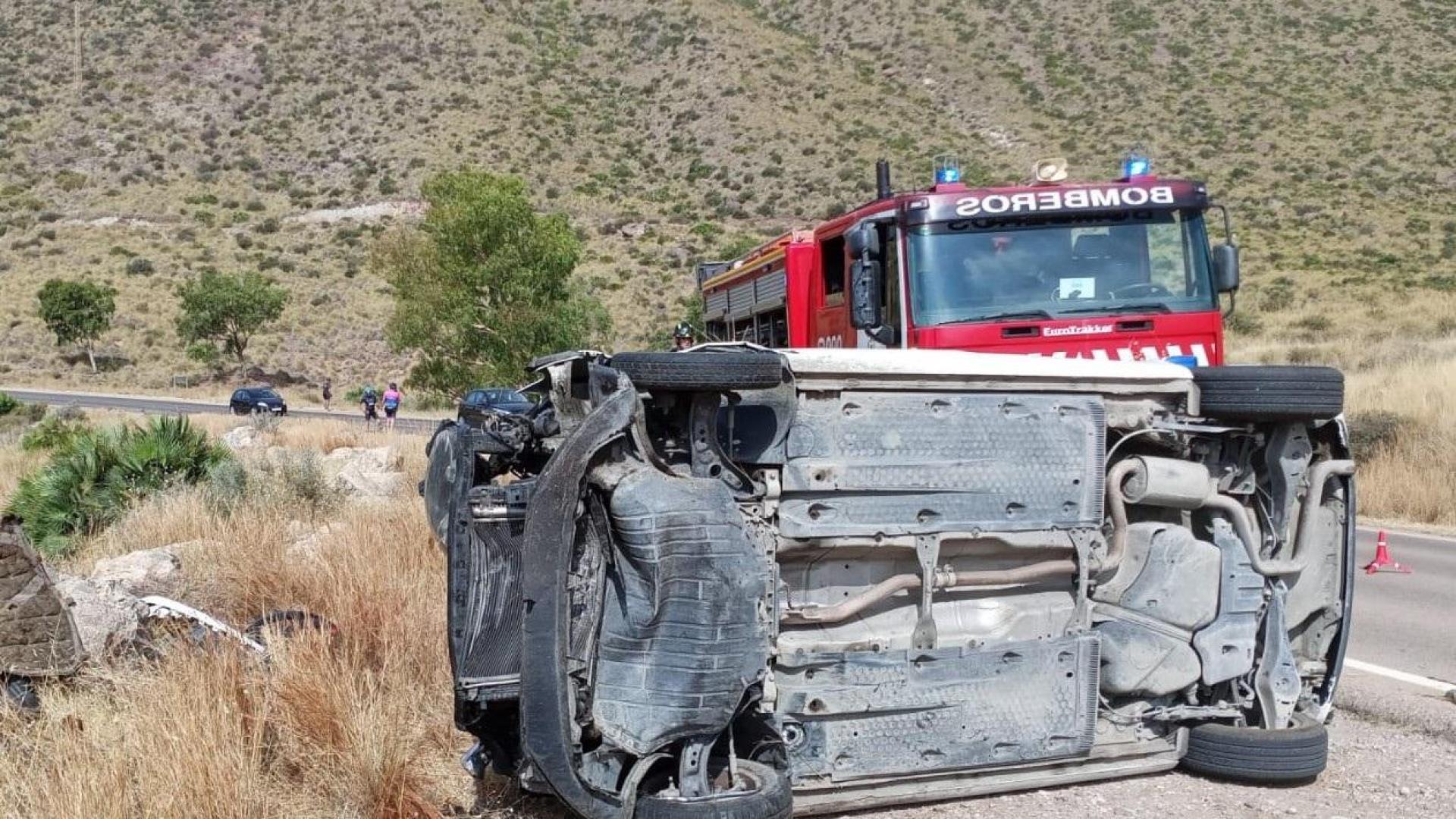 A consecuencia del impacto, el vehículo quedó en posición lateral, atrapando a dos de los ciclistas bajo el mismo