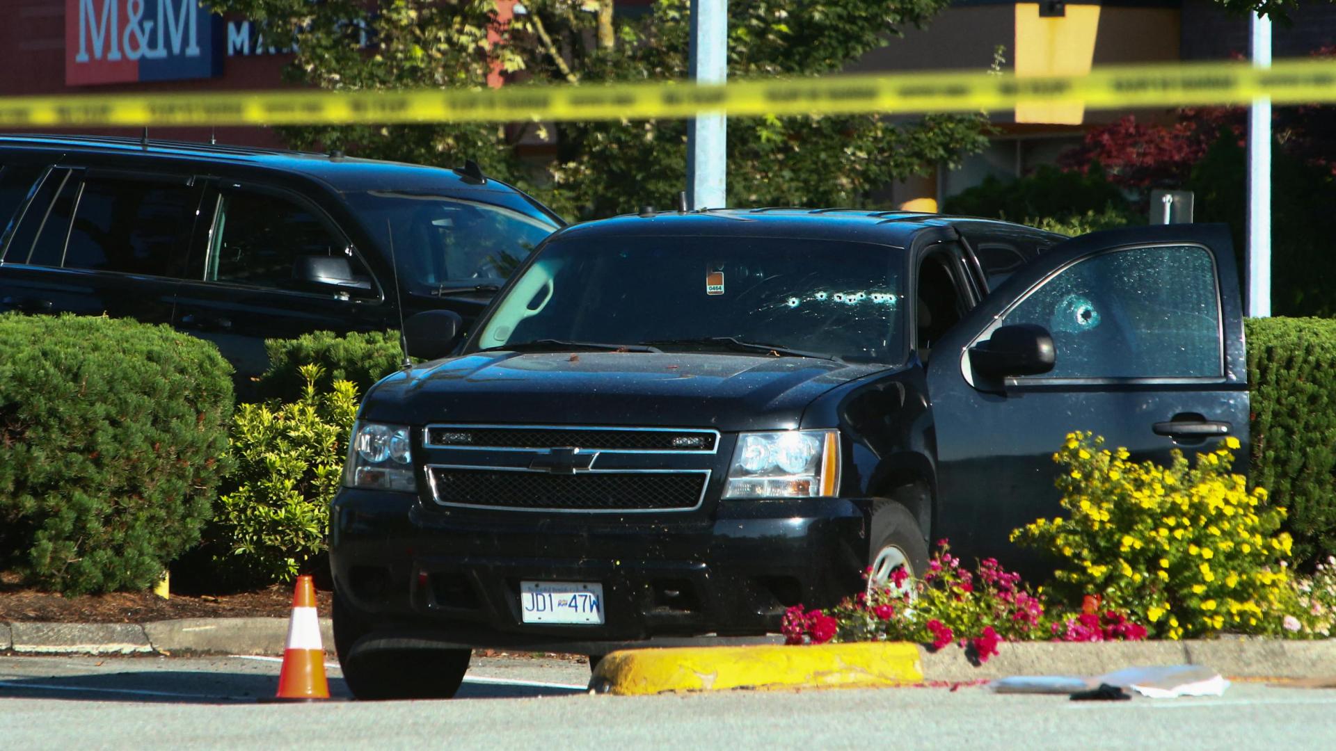 Un coche con agujeros de bala en el parabrisas en Vancouver