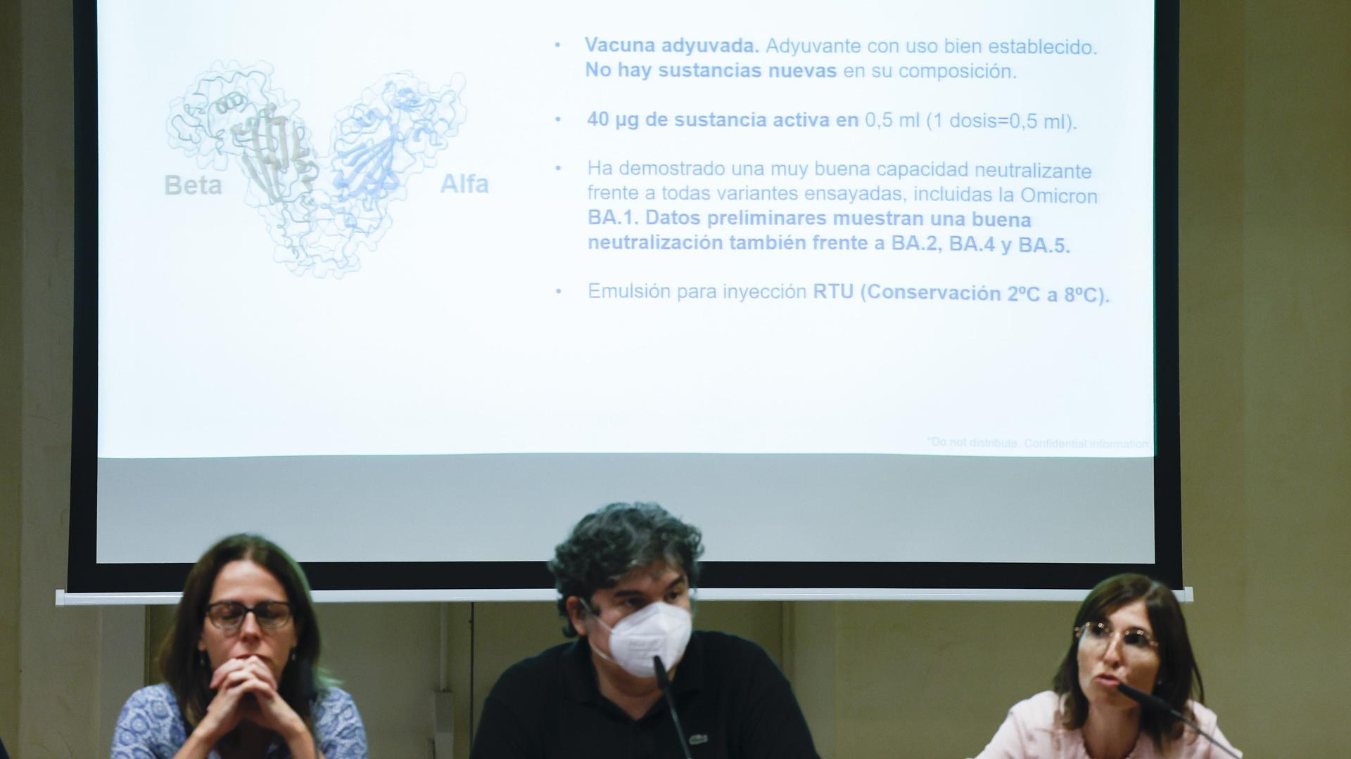 La inmunóloga Carmen Cámara, el periodista experto en salud, Javier Granda, y la directora de I+D y Registros de Hipra, Elia Torroella, en la rueda de prensa este martes