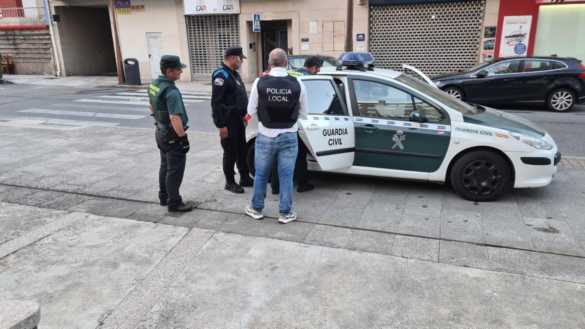 Imagen del momento de la detención del joven que secuestró a la mujer en O Porriño
