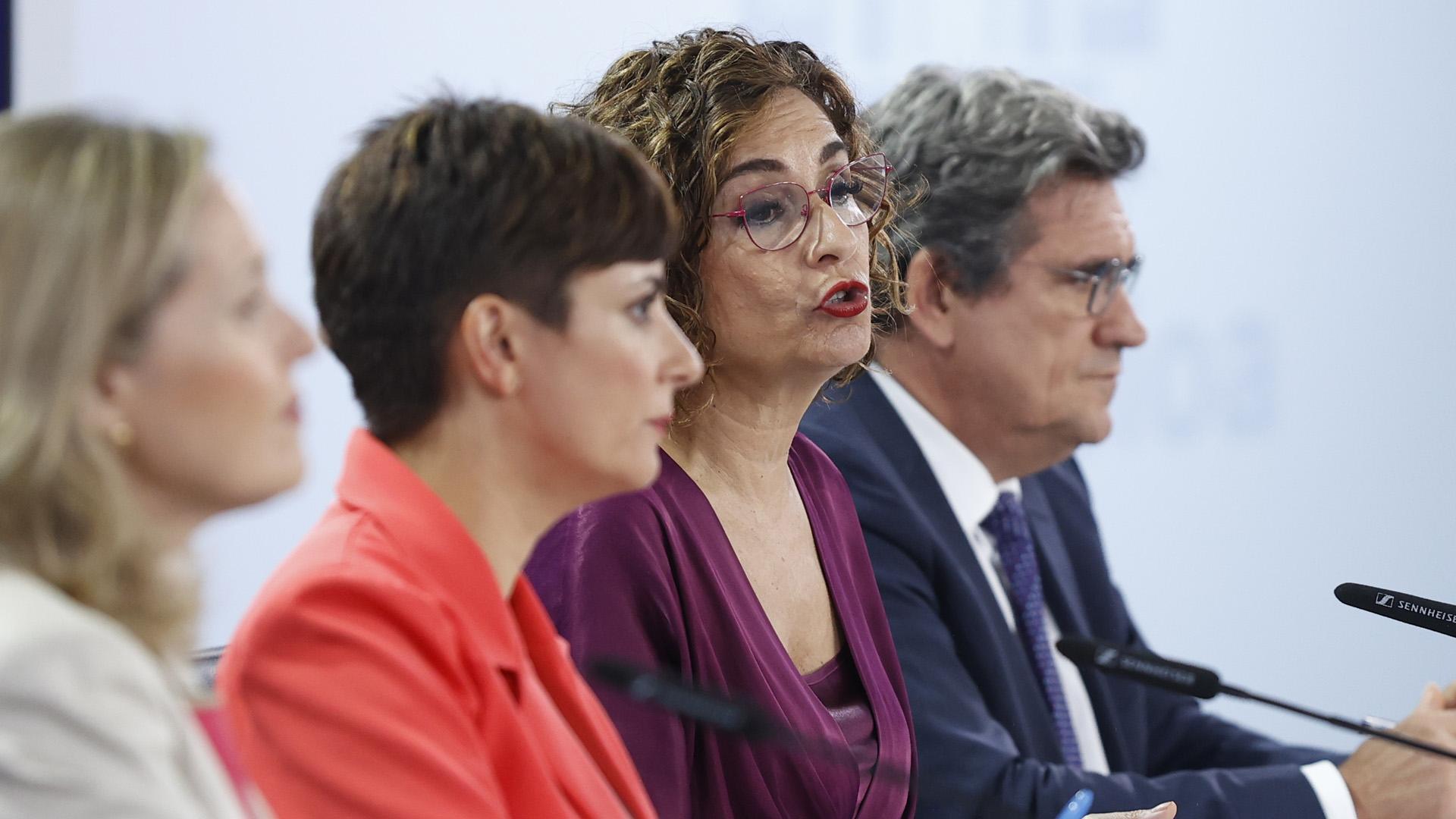 Nadia Calviño, Isabel Rodríguez, María Jesús Montero y José Luis Escrivá, en la rueda de prensa posterior al Consejo de Ministros