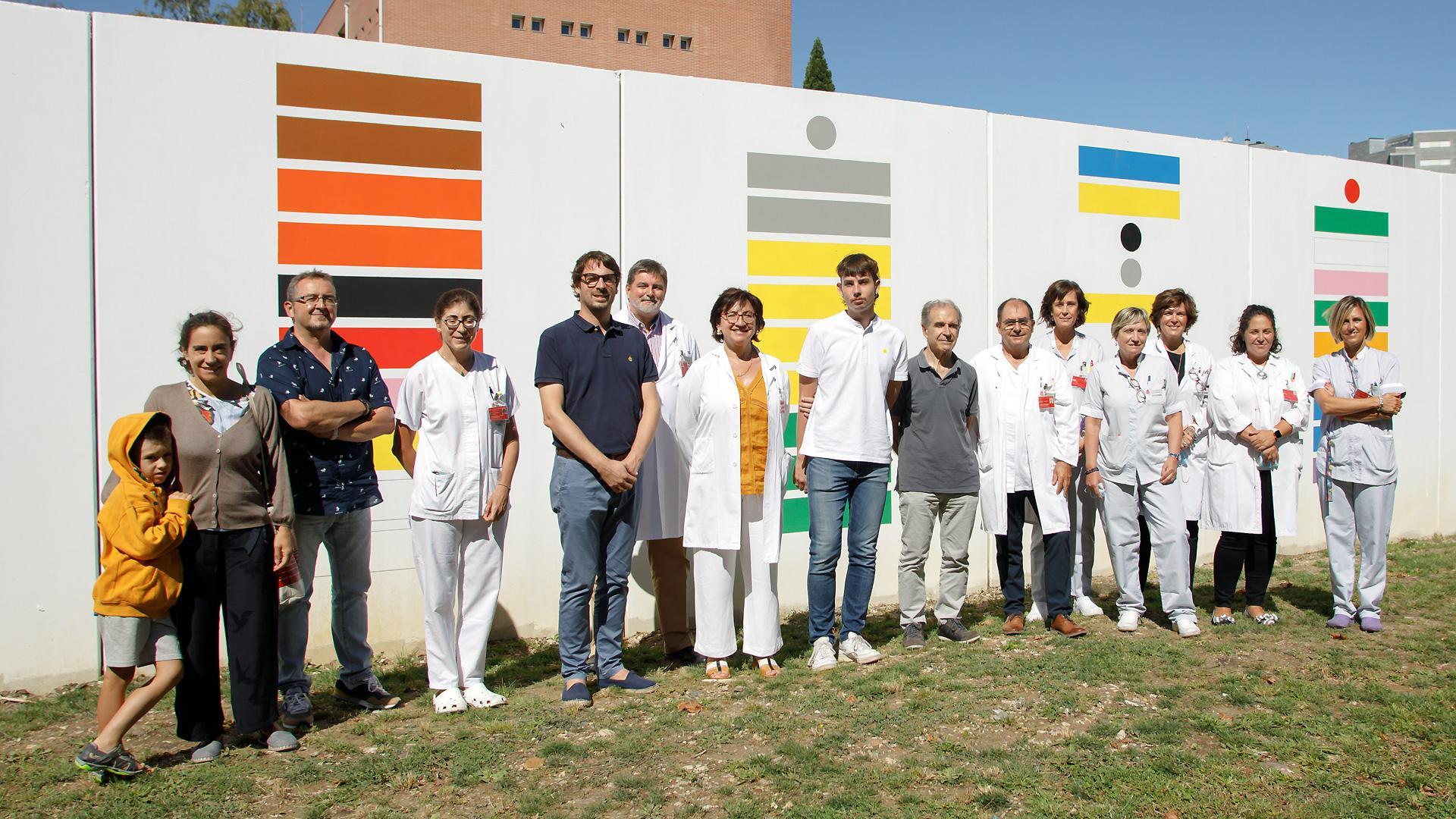 Responsables de Salud, Juventud, HUN, y Centro de Huarte, junto al artista y familiares, durante la presentación de 'Their Feelings'