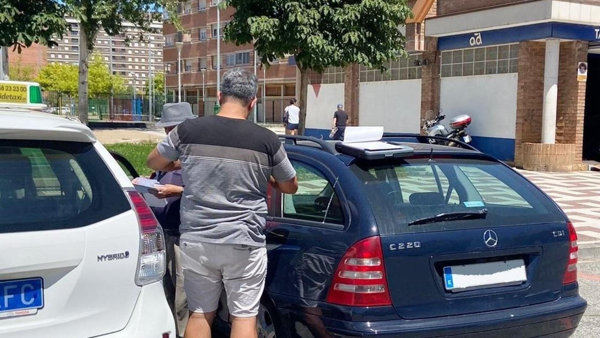 Imagen de un agente de la Policía Foral con el conductor sancionado