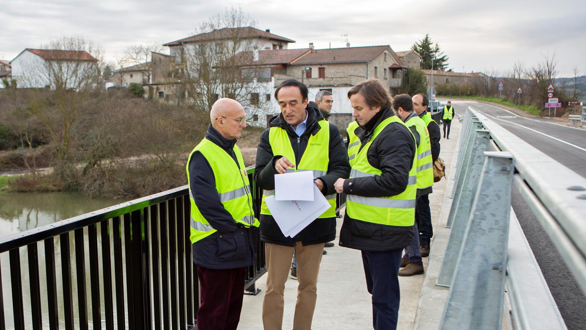 El consejero Ciriza, durante una de las actuaciones de mejora realizadas en la Red de Carreteras de Navarra
