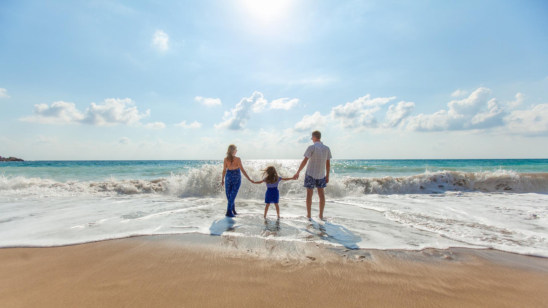 Imagen de una familia con un niño pequeño en la playa
