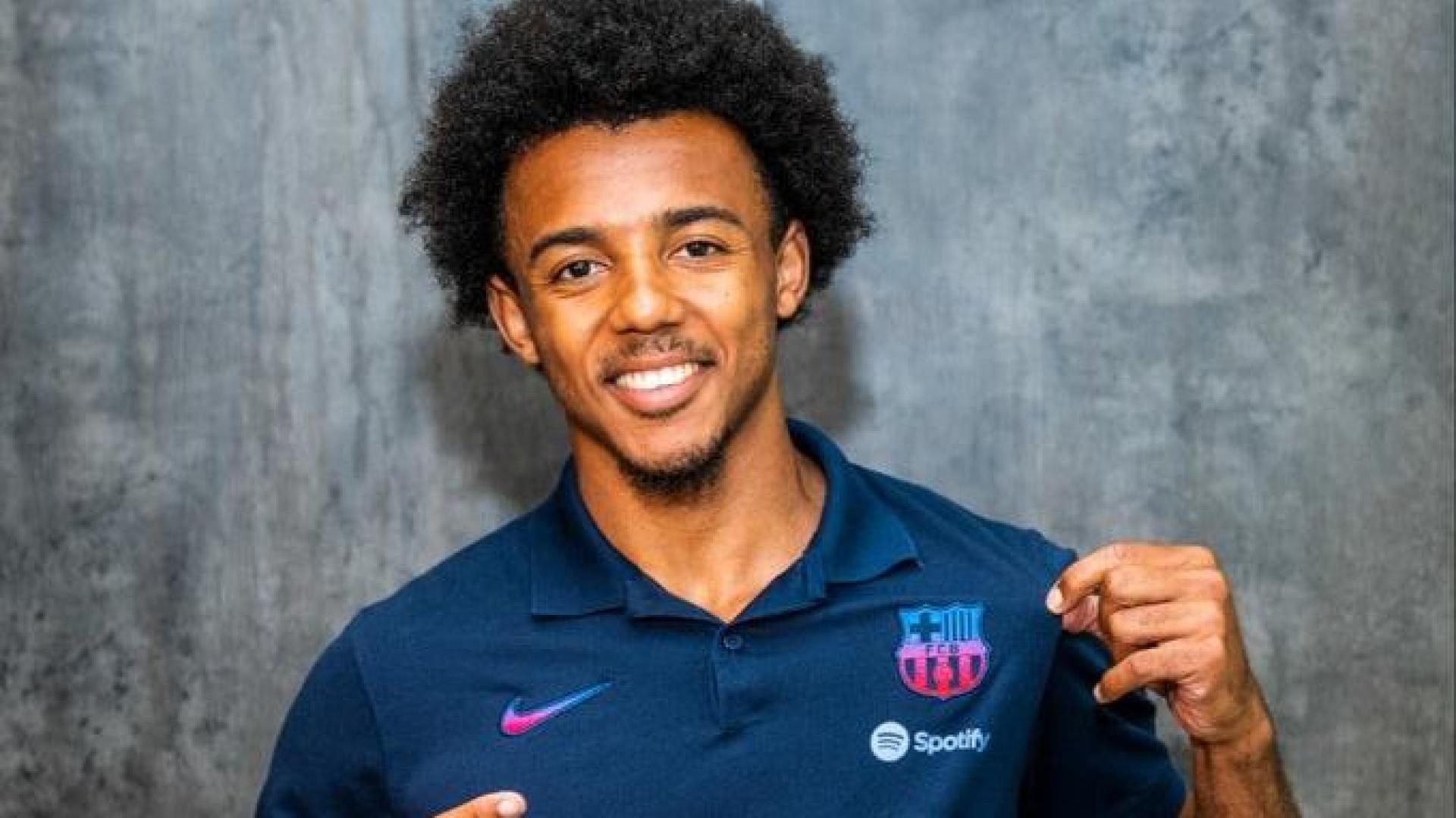 Jules Koundé posa con la camiseta del Barcelona