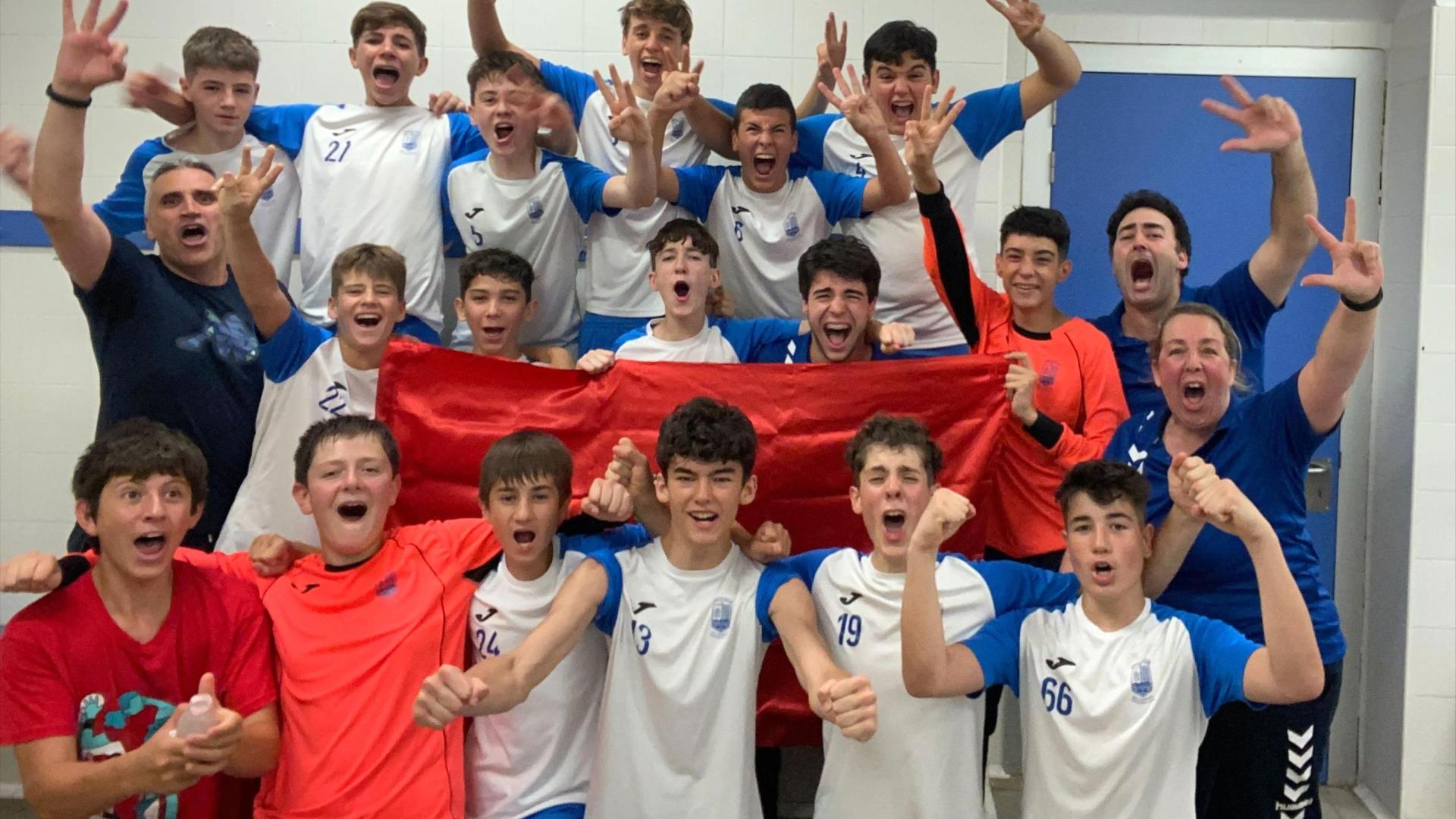 Jugadores y técnicos del equipo infantil masculino A de balonmano del Club Cantolagua, terceros en la Fase Final del Campeonato de España