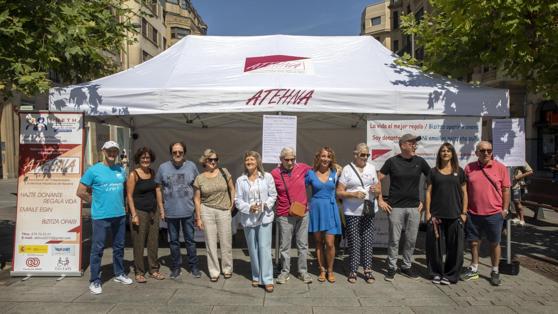 Voluntarios y socios de Atehna durante el Día Mundial de la hepatitis