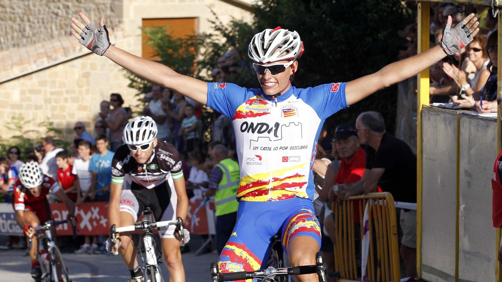 El mallorquín Enric Mas levanta los brazos tras imponerse en la meta del Villatuerta el 2 de agosto del 2012