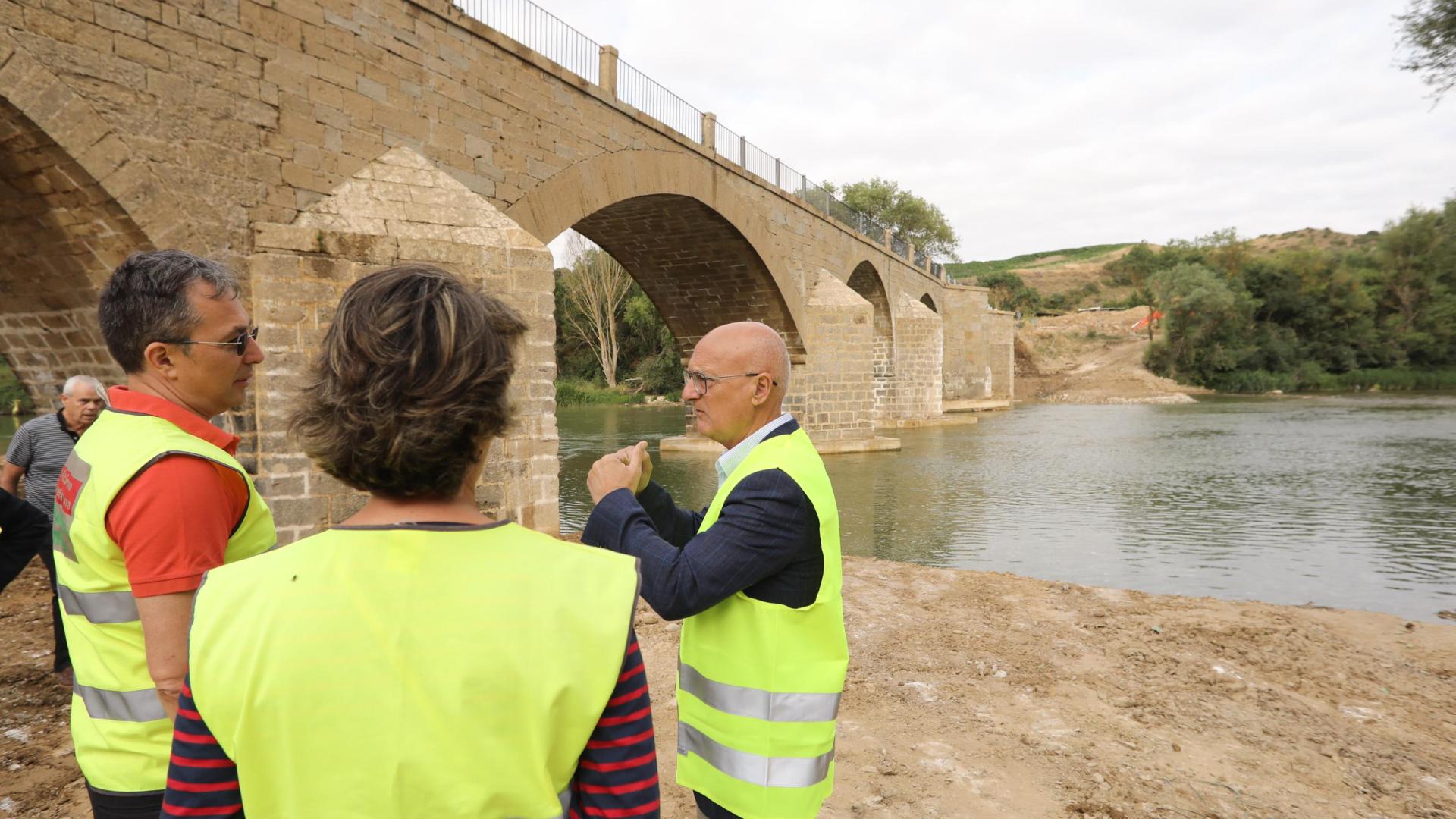 El consejero Ciriza, junto al puente ya restaurado