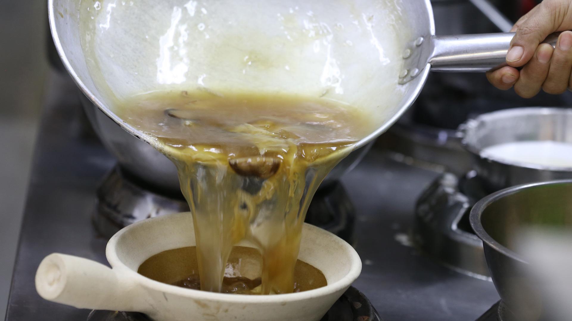 Un cocinero prepara la famosa sopa de aletas, en el barrio chino de Bangkok