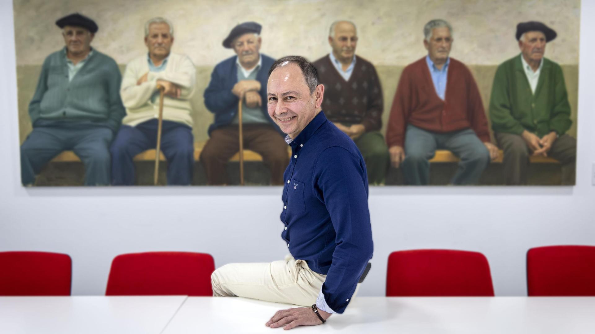 José Ángel Andrés, nuevo presidente de Fundación Caja Navarra. Detrás, el cuadro conocido como ' Los Abuelos' del pintor Esparza, que luce en una pared de Civican.