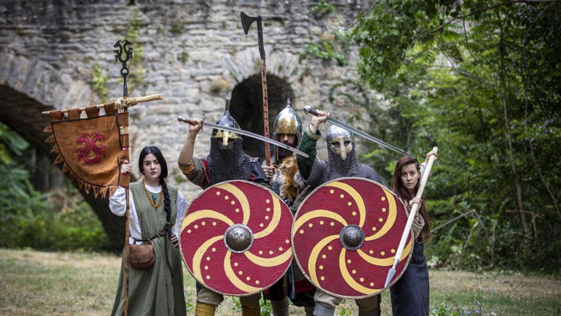 De izquierda a derecha, Beatriz Murillo, Asier Etxepare, Mikel Jiménez, Xabier Murguiondo y María Aldana, vestidos como vikingos, tal y como acudirán al Festival de Vikingos de Wolin (Polonia) en la primera semana de agosto