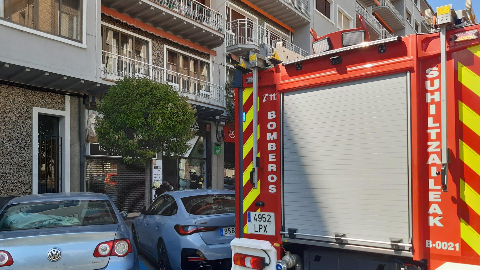 Un camión de bomberos frente al local de la calle Abejeras en el que se ha producido el incendio