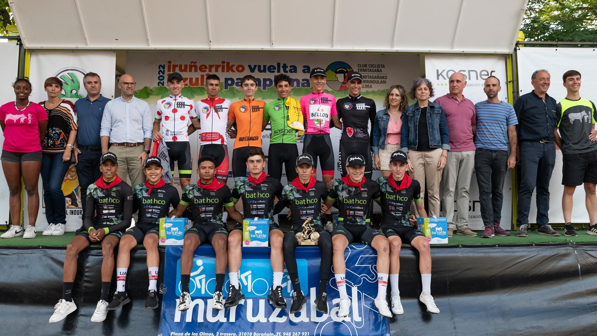 Los ciclistas del Bathco, ganador por equipos, posan en el podio junto a Mikel Uncilla (montaña), Raúl Ostiz (pamploneses), Unax Olano (metas volantes), Bernardo Gastón (líder), Gari Ugarte (esprint especiales), Ekai Morrás (combatividad etapa), flanqueados por las autoridades