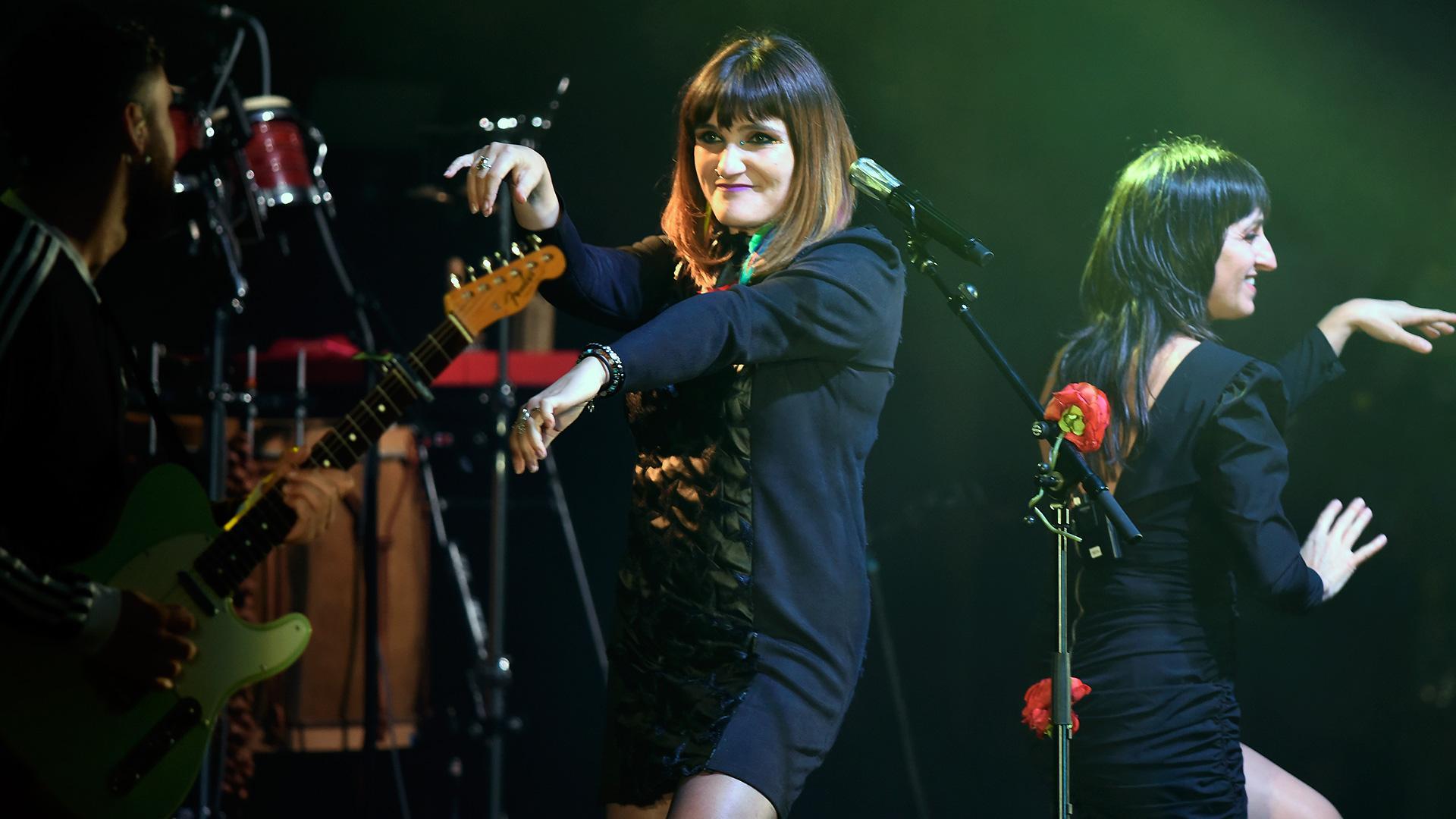 La cantante Rozalén (i) y la intérprete de signos, Beatriz Romero, durante su actuación en el Festival Pirineos Sur que se celebra en la localidad oscense de Lanuza