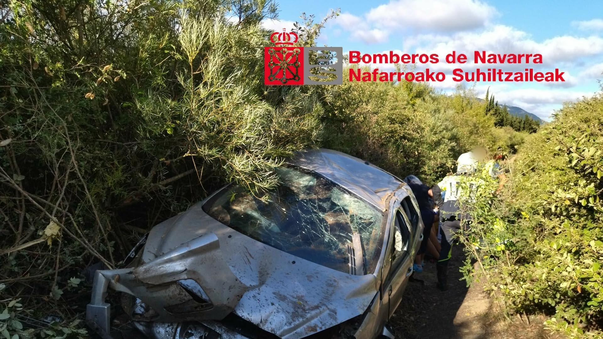 Así ha quedado el coche tras salirse de la calzada