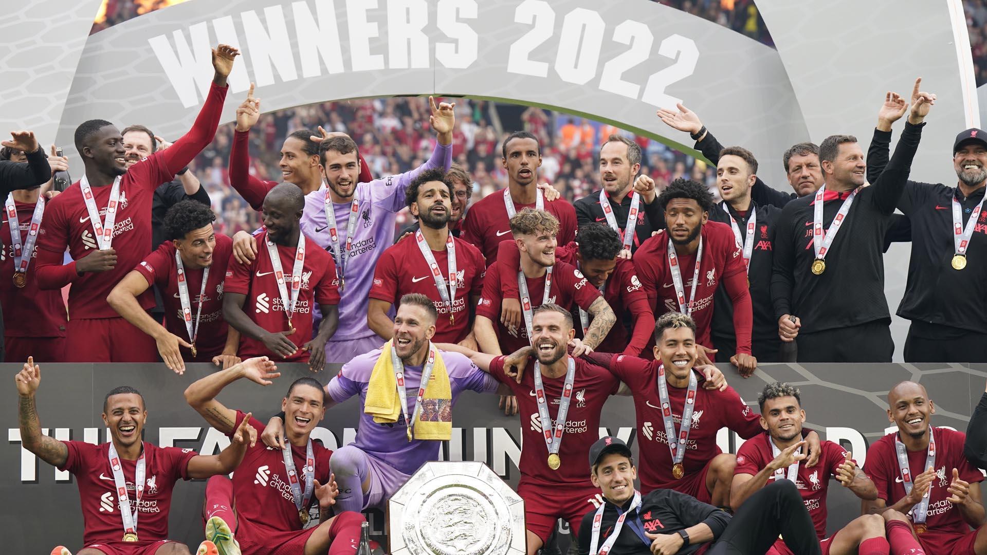 Los jugadores del Liverpool, con el trofeo de campeones de la Community Shield