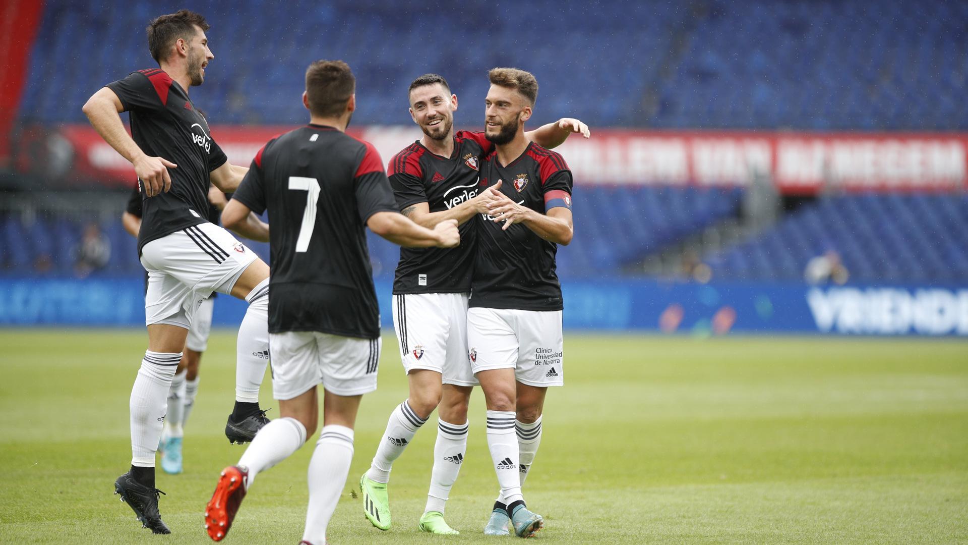 Roberto Torres celebra junto a sus compañeros su tanto contra el Feyenoord
