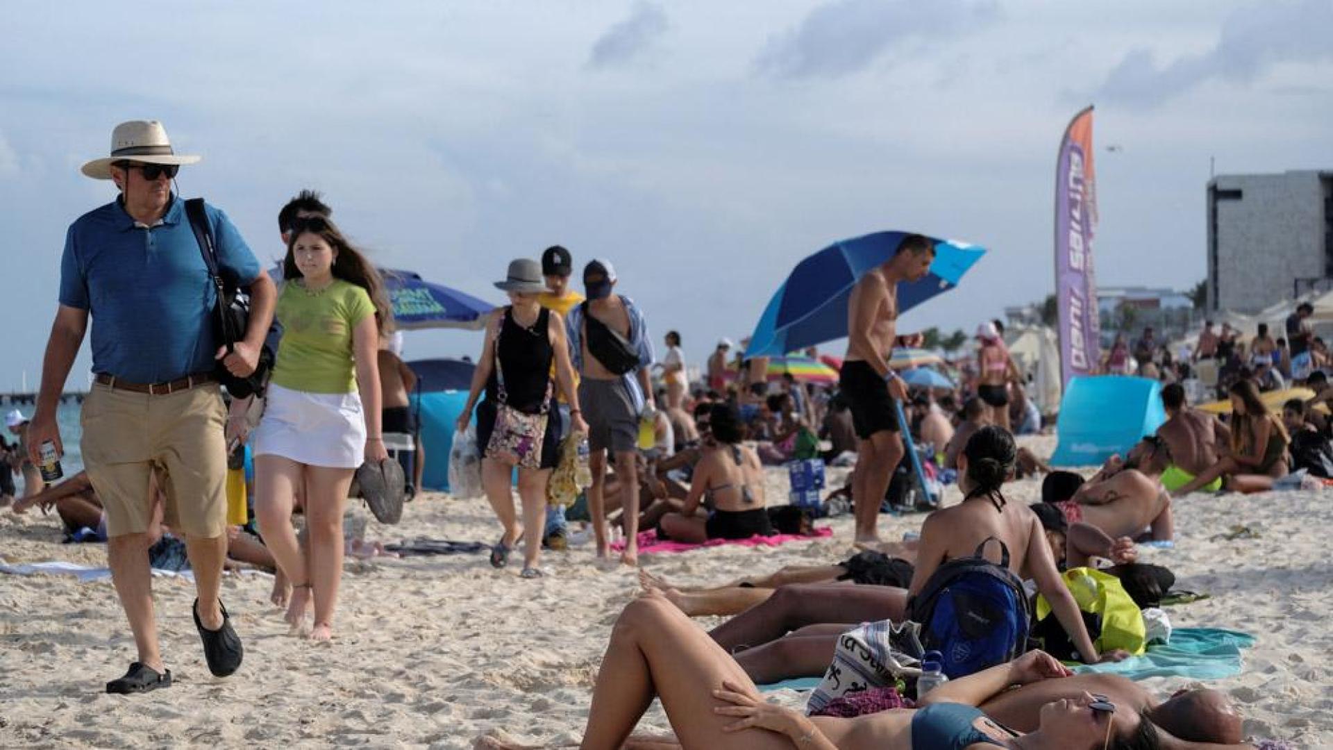 Bañistas y paseantes, en una playa