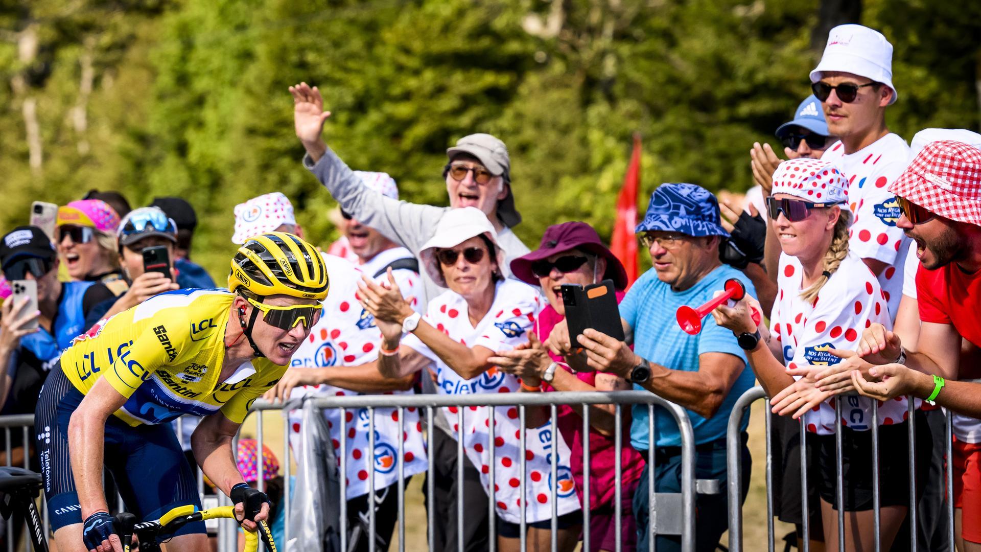 Annemiek van Vleuten, en la última ascensión en la etapa final del Tour 2022