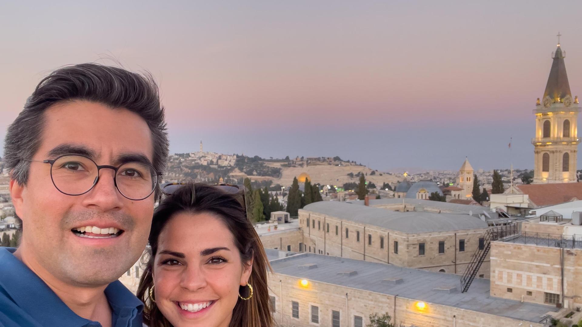 Elena Panadero y su esposo, David Delgado-Morales, en la terraza del hotel Notre Dame de Jerusalén, donde ambos trabajan.