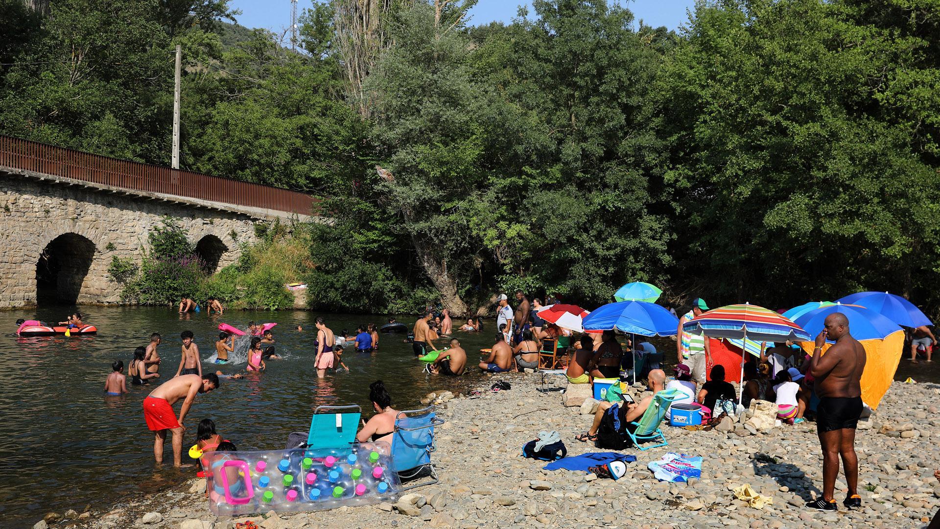 Bañándose y a la orilla del río en Irotz el pasado 17 de julio, uno de los días históricos más tórridos en Navarra