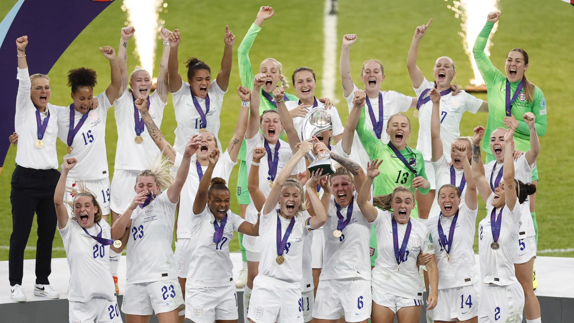 Las jugadoras de la selección inglesa levantan el trofeo de campeonas de la Eurocopa