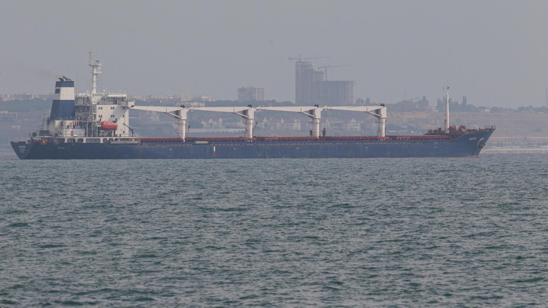 El carguero Razoni parte del puerto de Odesa cargado de cereal