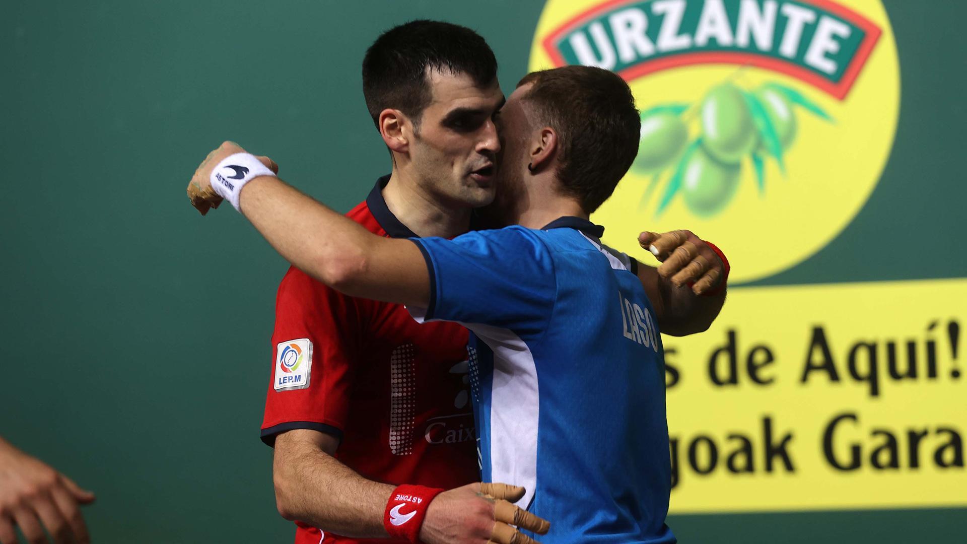 Joseba Ezkurdia y Unai Laso se abrazan después de la final del Manomanista 2022