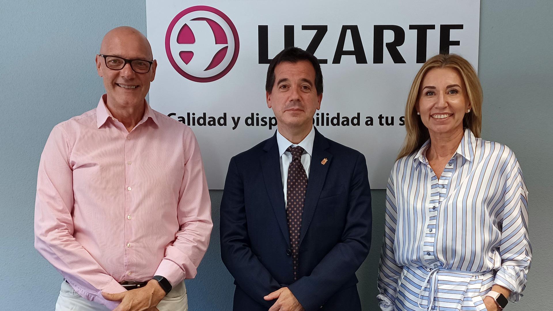 El consejero Irujo, en el centro, junto al propietario y CEO de Lizarte, Oscar Huarte, la directora general de la empresa, Laura Alba