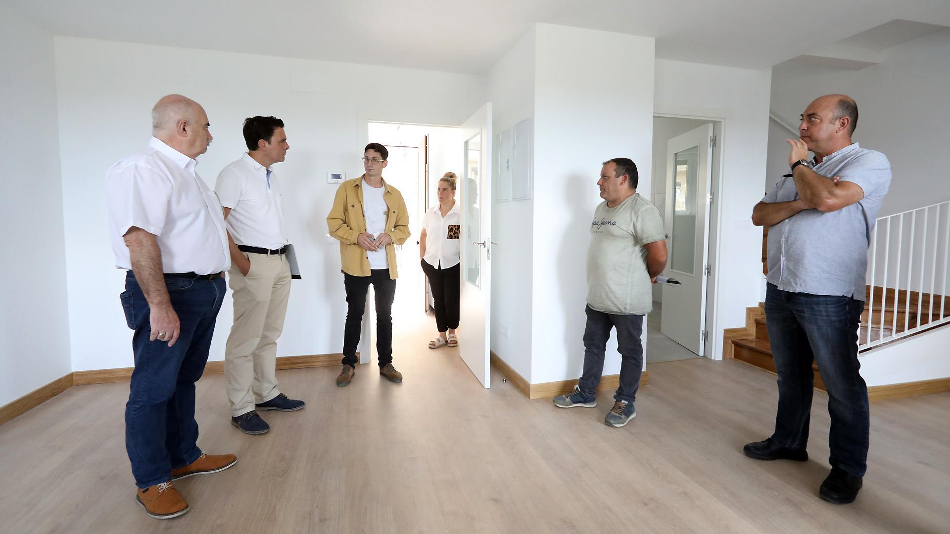 Un momento de la visita a las antiguas casas de los maestros de Ujué, hasta ahora en situación de desuso y que acaban de ser rehabilitadas por la sociedad pública Nasuvinsa