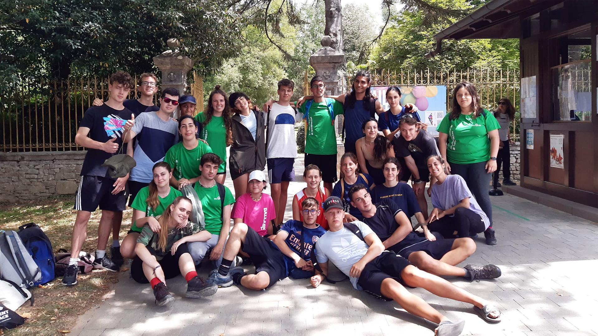 Jóvenes del campamento de voluntariado ambiental en Bertiz