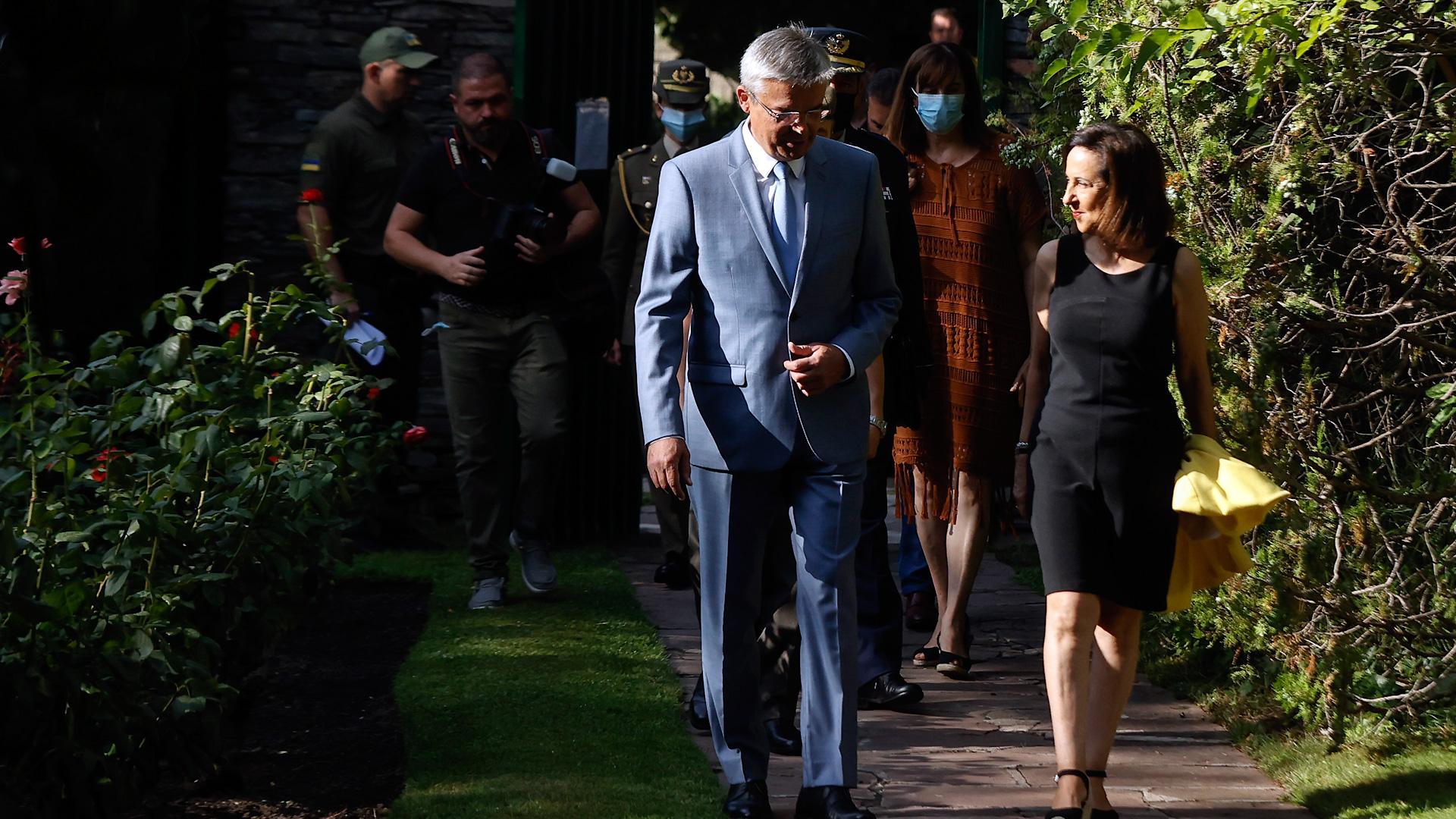 La ministra de Defensa, Margarita Robles (d), a su llegada a la embajada de Ucrania en Madrid para reunirse con el embajador de Ucrania, Serhii Pohoreltsev (i)
