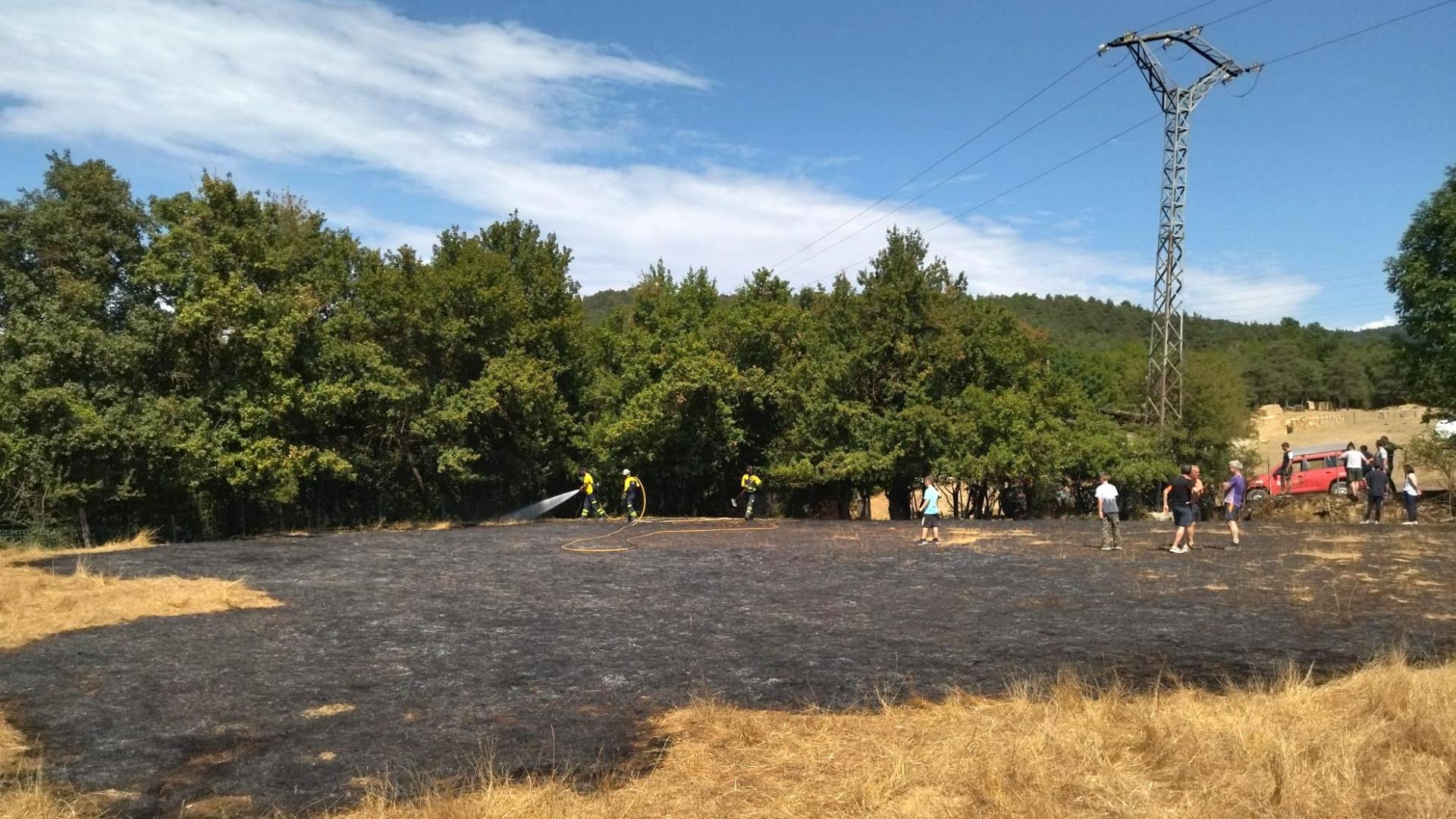 Vecinos de Zubiri, en el lugar del incendio