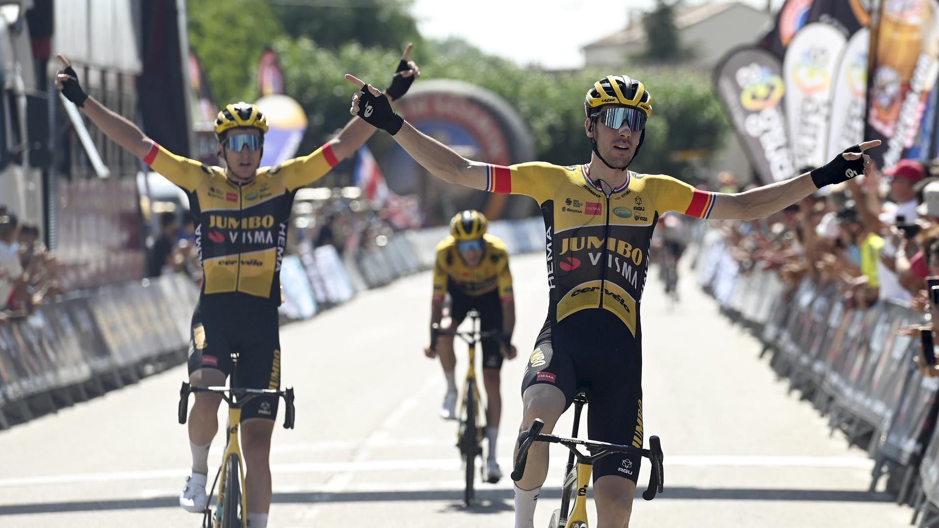 Timo Roosen entre primero en la línea de meta de Villadiego, por delante de otros dos compañeros de equipo