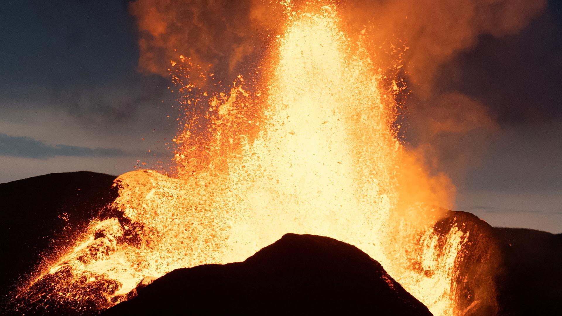 Volcán en erupción en la península islandesa de Reykjanes