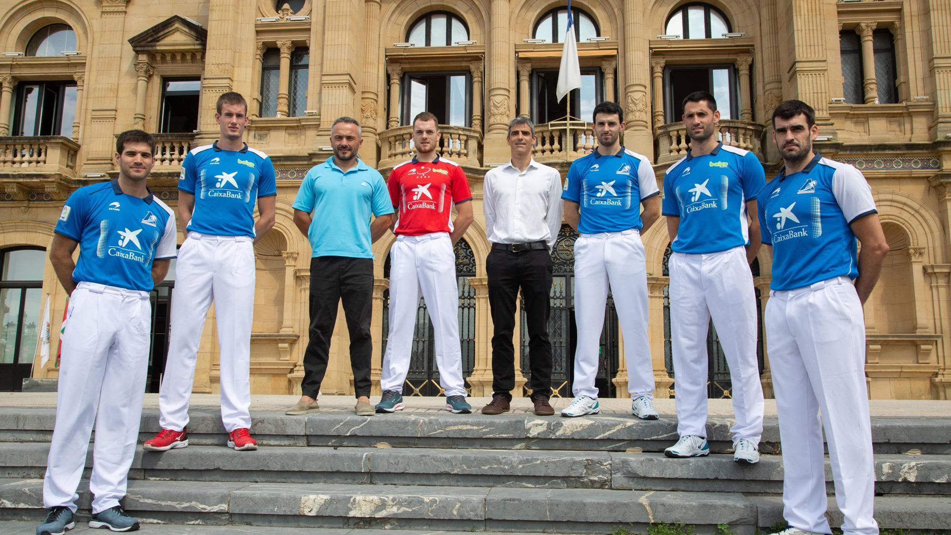 Zabaleta, Mariezkurrena II, el concejal de Deportes Martin Ibabe, Laso, el representante de CaixaBank Gaspar Guembe, Altuna III, Albisu y Ezkurdia posan delante de la fachada del ayuntamiento de San Sebastián