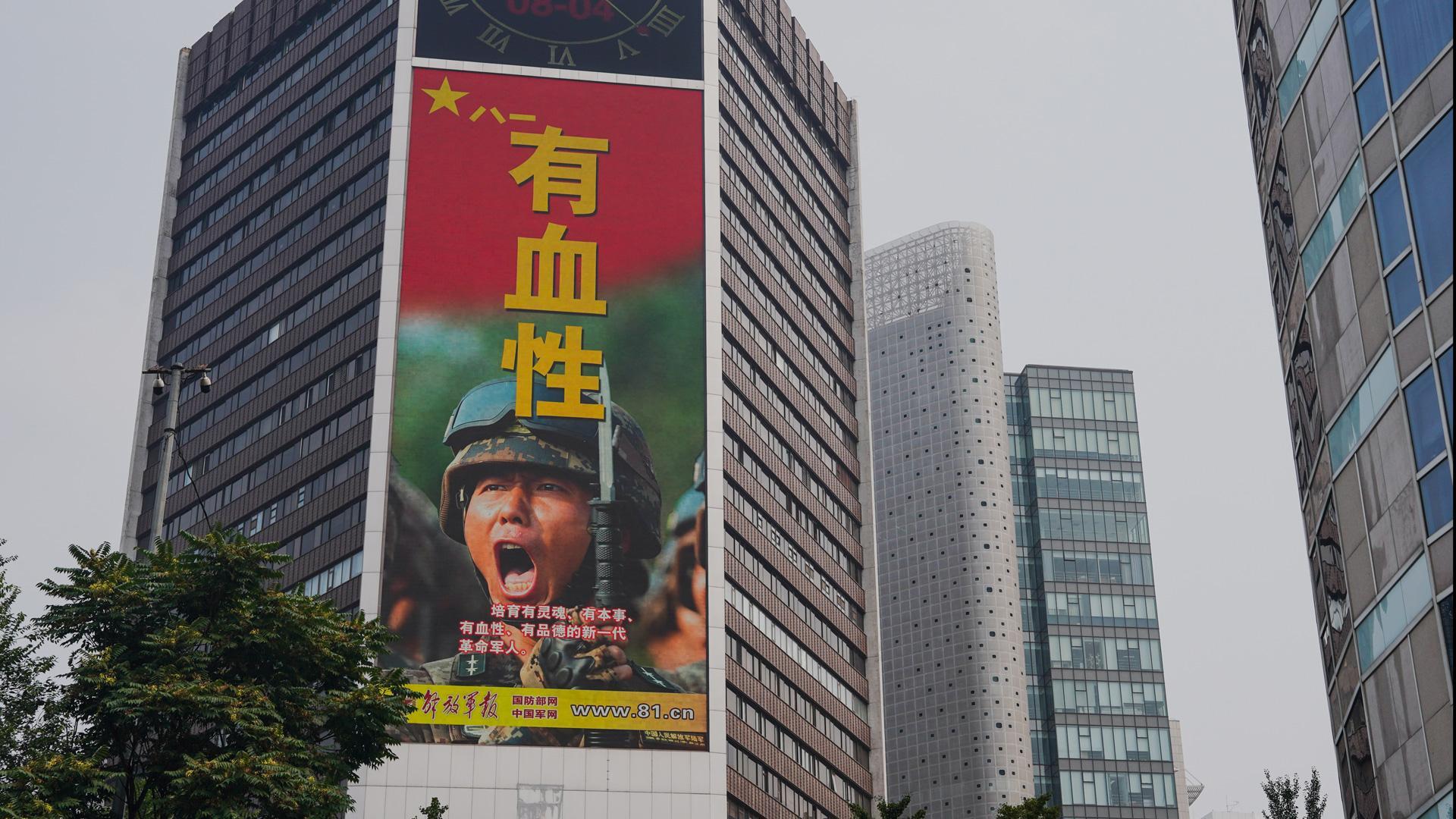 Un anuncio militar que marca el 95 aniversario de la fundación del Ejército Popular de Liberación (EPL) se muestra en un edificio de oficinas en Beijing, China