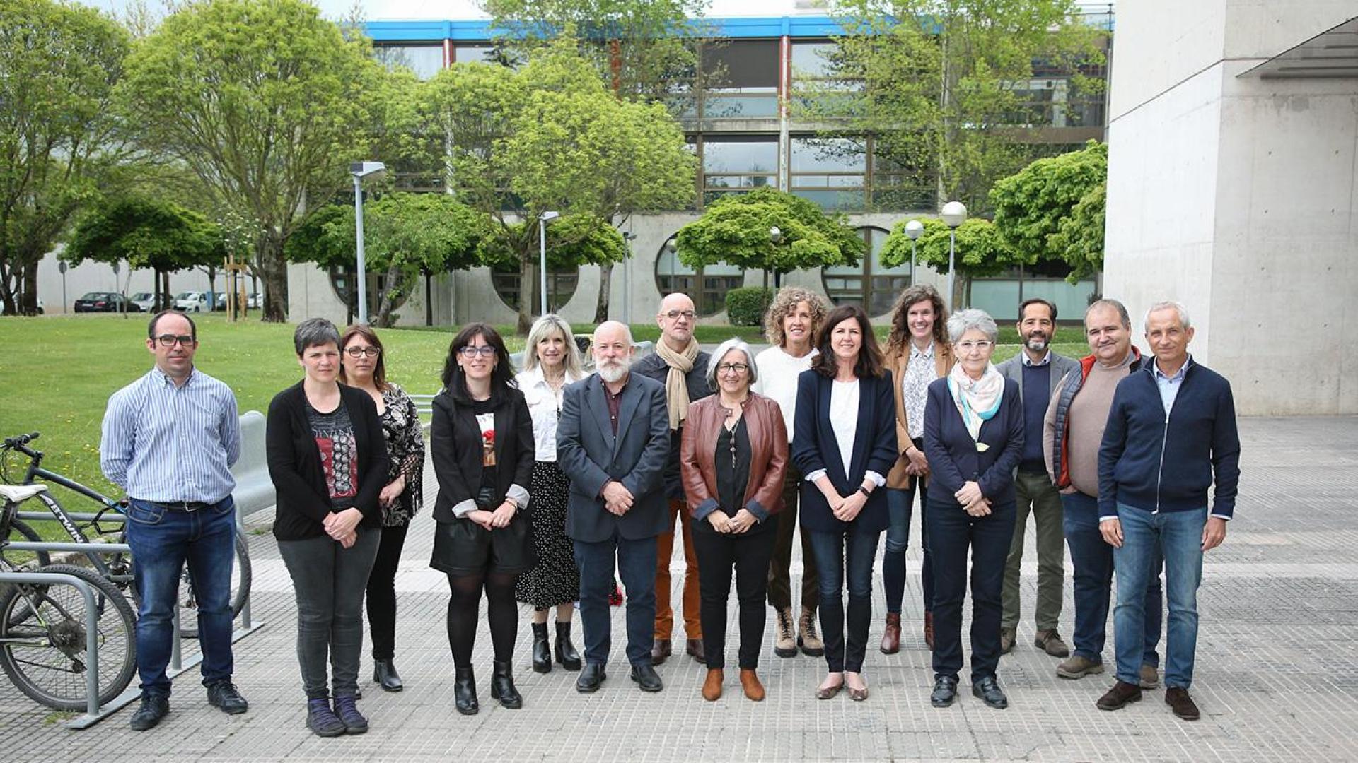 De izquierda a derecha, delante: José Javier Astrain, Carmen Burgui y Mirian Neopte (CERMIN), Joaquín Sevilla, María Luz Escudero, Begoña Pérez Eransus, Sagrario Anaut y Pablo Sotés; detrás: Javier Arza, Balbina Liberal, Leyre Elizari, Manuel Arellano (CERMIN) y José Antonio Villanueva