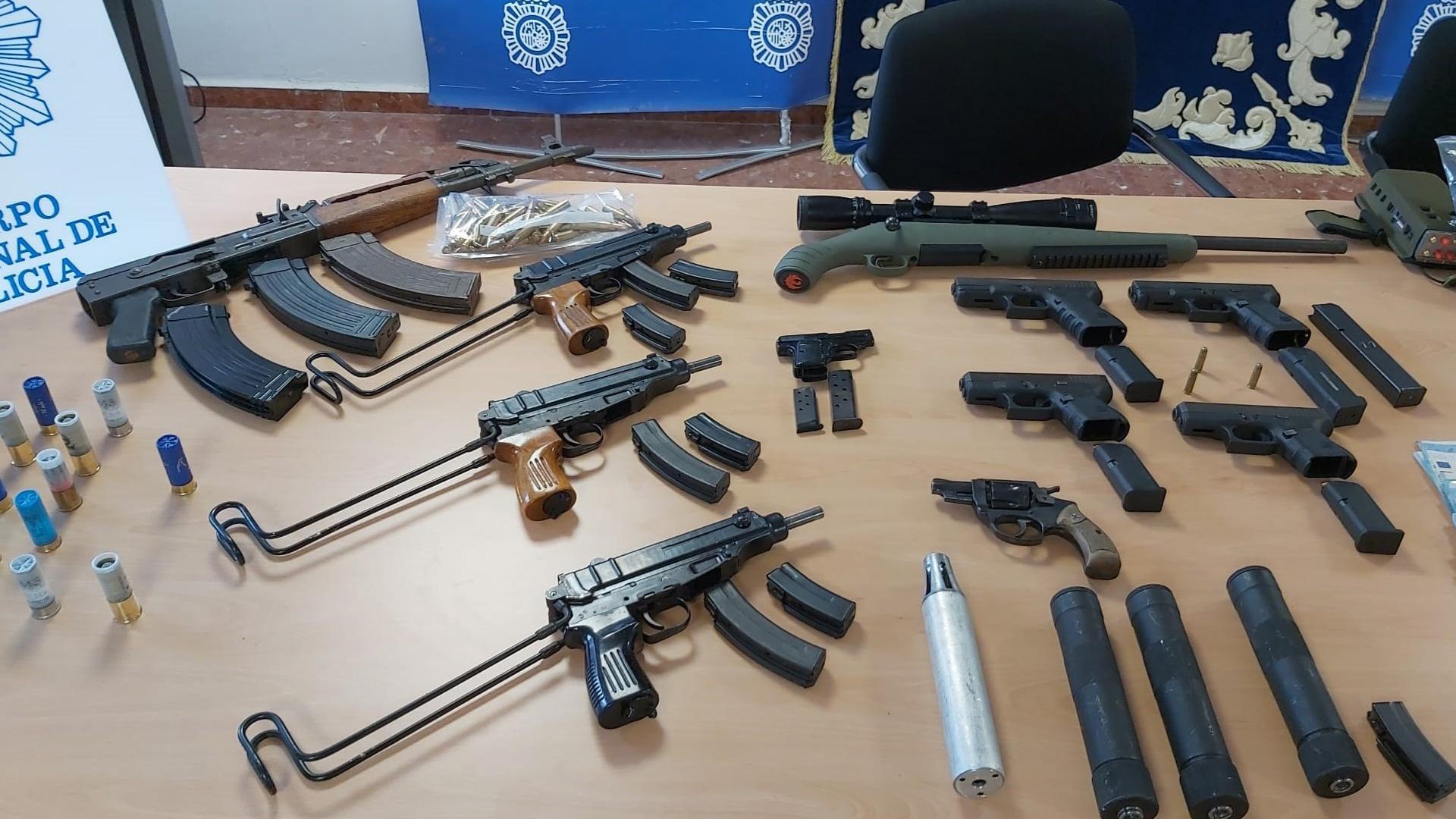 En el domicilio del detenido encontraron pistolas, revólveres, escopetas de dos cañones, una pistola de bolsillo y un subfusil de asalto AK47