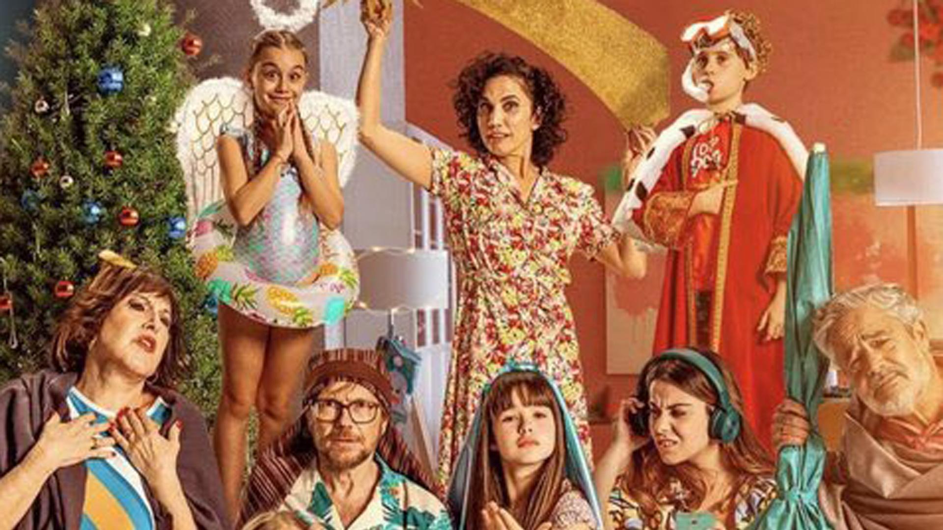 Toni Acosta, de pie en el centro, junto a compañeros de reparto en la película 'Padre no hay más que uno 3'